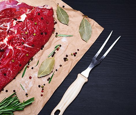 포토 JPG 해외이미지 종이 포크 식재료 검은배경 실내 스테이크 사람없음 소고기 후추 로즈메리 월계수 해외포토 식기 백그라운드 서양음식 육류 내부 검은색 허브 향신료 파일형식