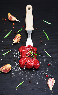 포토 JPG 해외이미지 포크 식재료 검은배경 실내 마늘 스테이크 사람없음 소고기 소금 후추 로즈메리 해외포토 식기 백그라운드 채소 서양음식 육류 내부 검은색 허브 향신료 파일형식