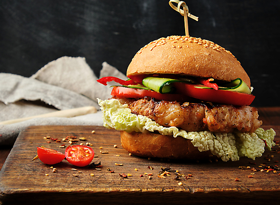 포토 JPG 해외이미지 음식 패스트푸드 사람없음 햄버거 나무도마 해외포토 도마 목재 인스턴트 파일형식