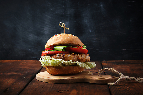 포토 JPG 해외이미지 음식 패스트푸드 사람없음 햄버거 나무도마 해외포토 도마 목재 인스턴트 파일형식