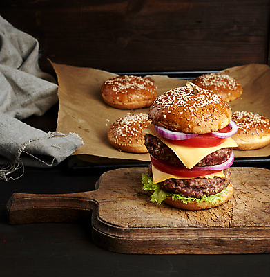 포토 JPG 해외이미지 음식 패스트푸드 사람없음 햄버거 나무도마 치즈버거 해외포토 도마 목재 인스턴트 파일형식