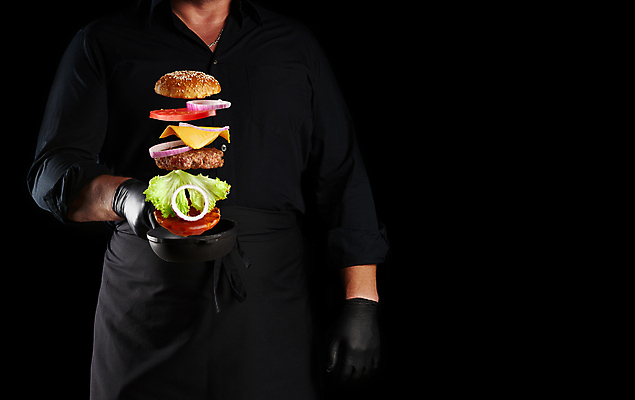 포토 JPG 해외이미지 손 남자 음식 식재료 패스트푸드 한명 들기 상반신 성인 요리사 햄버거 치즈버거 성인남자한명만 해외포토 직업 1 모션 사람 신체부위 인스턴트 남자한명만 성인남자만 파일형식