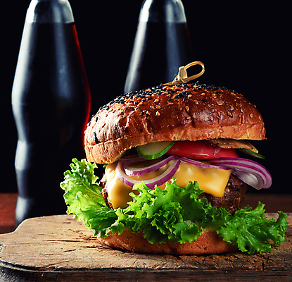 포토 JPG 해외이미지 음료 음식 패스트푸드 사람없음 햄버거 나무도마 음료수병 치즈버거 맛있는 해외포토 도마 목재 인스턴트 병_담는 파일형식