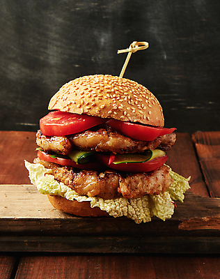 포토 JPG 해외이미지 음식 패스트푸드 사람없음 햄버거 나무도마 맛있는 해외포토 도마 목재 인스턴트 파일형식