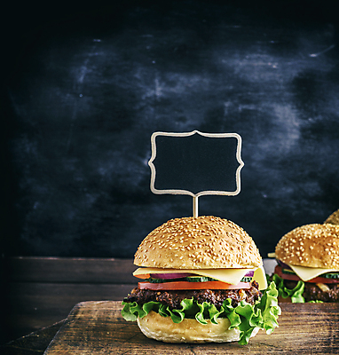 포토 JPG 해외이미지 음식 패스트푸드 사람없음 햄버거 나무도마 치즈버거 맛있는 해외포토 도마 목재 인스턴트 파일형식