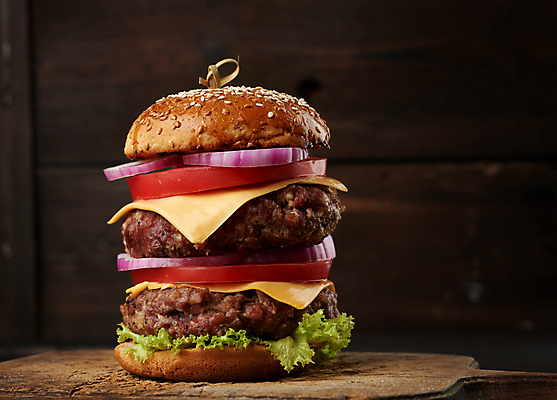 포토 JPG 해외이미지 음식 패스트푸드 사람없음 햄버거 나무도마 치즈버거 맛있는 해외포토 도마 목재 인스턴트 파일형식