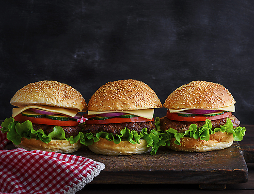 포토 JPG 해외이미지 음식 패스트푸드 사람없음 햄버거 나무도마 치즈버거 맛있는 해외포토 도마 목재 인스턴트 파일형식