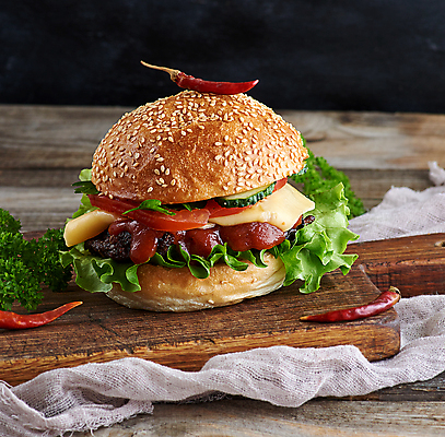 포토 JPG 해외이미지 음식 고추 패스트푸드 사람없음 햄버거 나무도마 치즈버거 맛있는 해외포토 채소 도마 목재 인스턴트 파일형식