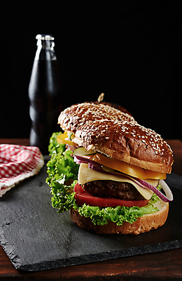 포토 JPG 해외이미지 음료 음식 패스트푸드 사람없음 햄버거 음료수병 치즈버거 맛있는 해외포토 인스턴트 병_담는 파일형식