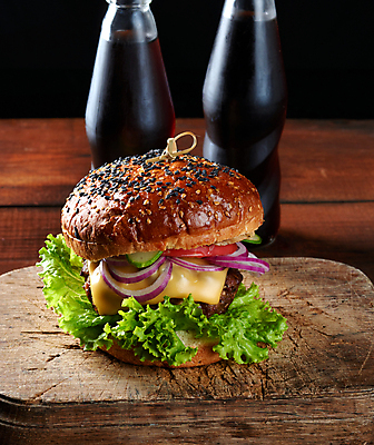 포토 JPG 해외이미지 음료 음식 패스트푸드 사람없음 햄버거 나무도마 음료수병 치즈버거 맛있는 해외포토 도마 목재 인스턴트 병_담는 파일형식