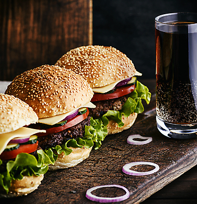 포토 JPG 해외이미지 음료 음식 도마 패스트푸드 사람없음 햄버거 나무도마 음료수컵 치즈버거 해외포토 주방용품 목재 컵 인스턴트 파일형식