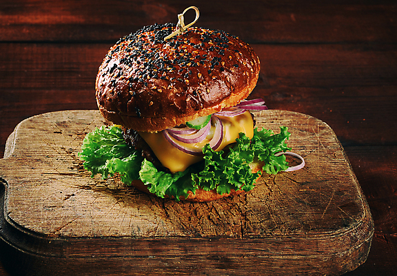 포토 JPG 해외이미지 음식 패스트푸드 사람없음 햄버거 나무도마 치즈버거 맛있는 해외포토 도마 목재 인스턴트 파일형식