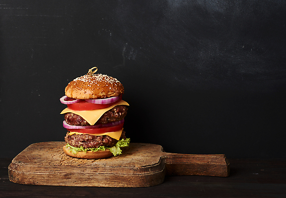 포토 JPG 해외이미지 음식 패스트푸드 사람없음 햄버거 나무도마 치즈버거 맛있는 해외포토 도마 목재 인스턴트 파일형식