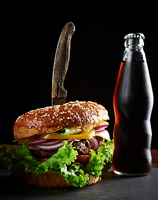 포토 JPG 해외이미지 음료 음식 패스트푸드 사람없음 햄버거 칼 음료수병 치즈버거 해외포토 인스턴트 병_담는 파일형식