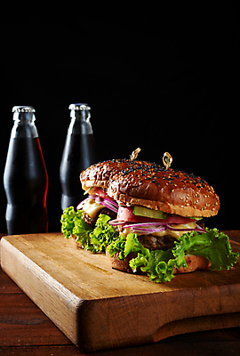 포토 JPG 해외이미지 음료 음식 패스트푸드 사람없음 햄버거 나무도마 음료수병 치즈버거 해외포토 도마 목재 인스턴트 병_담는 파일형식