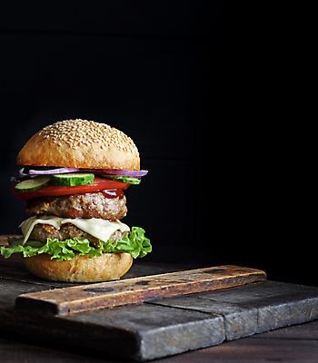 포토 JPG 해외이미지 음식 패스트푸드 사람없음 햄버거 나무도마 치즈버거 해외포토 도마 목재 인스턴트 파일형식