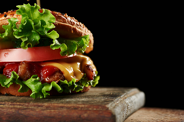 포토 JPG 해외이미지 음식 패스트푸드 사람없음 햄버거 나무도마 치즈버거 맛있는 해외포토 도마 목재 인스턴트 파일형식