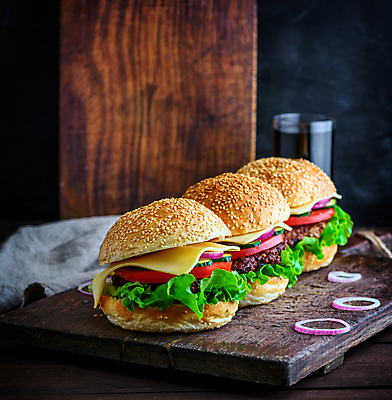 포토 JPG 해외이미지 음식 도마 패스트푸드 사람없음 햄버거 치즈버거 맛있는 해외포토 주방용품 인스턴트 파일형식