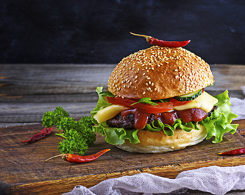 포토 JPG 해외이미지 음식 고추 패스트푸드 사람없음 햄버거 나무도마 치즈버거 맛있는 해외포토 채소 도마 목재 인스턴트 파일형식