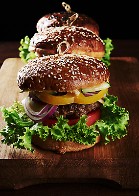 포토 JPG 해외이미지 음식 패스트푸드 사람없음 햄버거 나무도마 치즈버거 맛있는 해외포토 도마 목재 인스턴트 파일형식