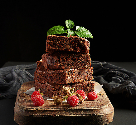 포토 JPG 해외이미지 빵 검은배경 디저트 도마 도마_주방용품 사람없음 쌓기 초코케이크 브라우니 맛있는 해외포토 음식 백그라운드 모션 주방용품 케이크 검은색 파일형식