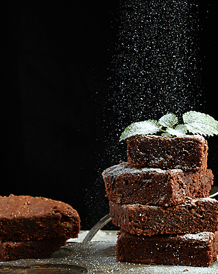 포토 JPG 해외이미지 빵 검은배경 디저트 사람없음 쌓기 뿌리기 초코케이크 브라우니 슈가파우더 해외포토 음식 백그라운드 모션 케이크 검은색 파일형식