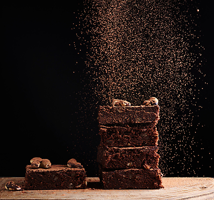 포토 JPG 해외이미지 빵 검은배경 디저트 사람없음 쌓기 가루 초코케이크 브라우니 코코아가루 해외포토 음식 백그라운드 모션 케이크 검은색 파일형식