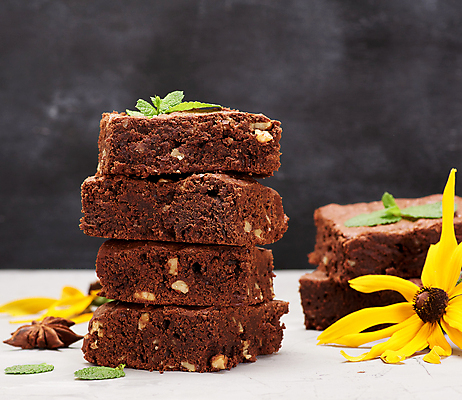 포토 JPG 해외이미지 빵 검은배경 디저트 사람없음 쌓기 견과류 초코케이크 브라우니 해외포토 음식 백그라운드 모션 케이크 검은색 파일형식