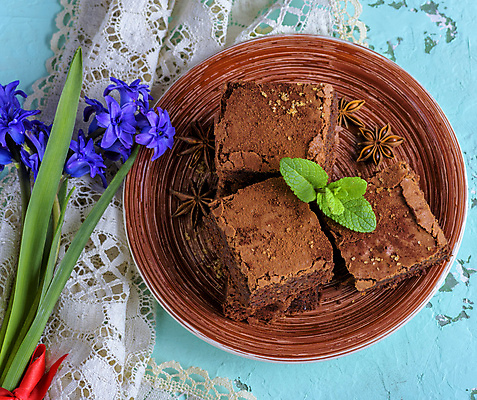 포토 JPG 해외이미지 접시 꽃 빵 디저트 사람없음 쌓기 초코케이크 브라우니 맛있는 해외포토 식물 식기 음식 모션 케이크 파일형식