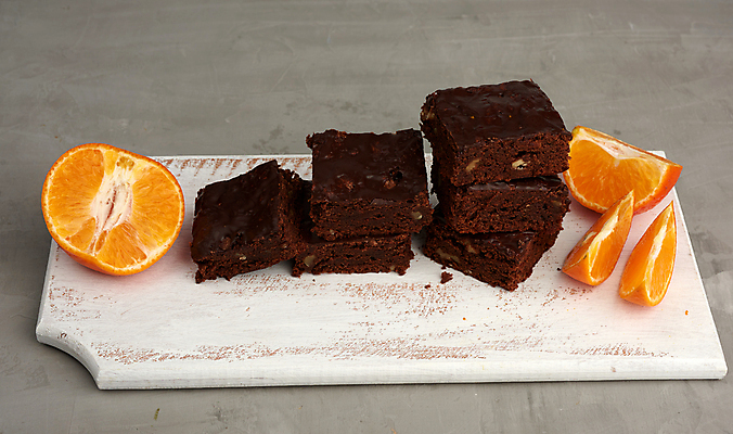 포토 JPG 해외이미지 빵 오렌지 디저트 도마 도마_주방용품 사람없음 쌓기 견과류 초코케이크 브라우니 해외포토 음식 과일 모션 주방용품 케이크 파일형식