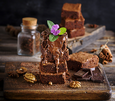 포토 JPG 해외이미지 꽃 빵 검은배경 디저트 도마 도마_주방용품 사람없음 쌓기 견과류 초코케이크 브라우니 해외포토 식물 음식 백그라운드 모션 주방용품 케이크 검은색 파일형식