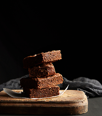 포토 JPG 해외이미지 빵 검은배경 디저트 도마 사람없음 쌓기 초코케이크 브라우니 맛있는 해외포토 음식 백그라운드 모션 주방용품 케이크 검은색 파일형식