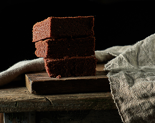 포토 JPG 해외이미지 빵 검은배경 디저트 도마 도마_주방용품 사람없음 쌓기 초코케이크 브라우니 맛있는 해외포토 음식 백그라운드 모션 주방용품 케이크 검은색 파일형식