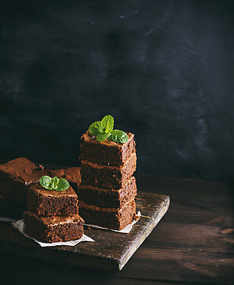 포토 JPG 해외이미지 빵 검은배경 디저트 도마 사람없음 쌓기 초코케이크 브라우니 카피스페이스 맛있는 해외포토 음식 백그라운드 모션 주방용품 케이크 검은색 공백 파일형식