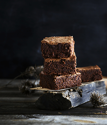 포토 JPG 해외이미지 빵 검은배경 디저트 사람없음 쌓기 초코케이크 브라우니 카피스페이스 맛있는 해외포토 음식 백그라운드 모션 케이크 검은색 공백 파일형식