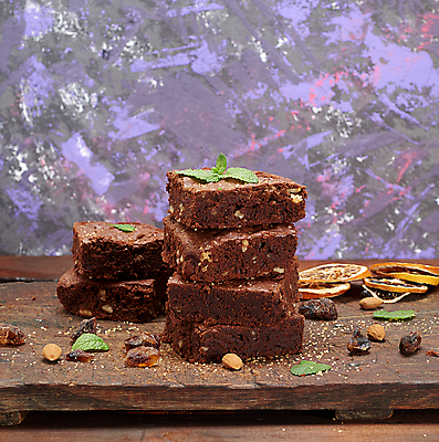 포토 JPG 해외이미지 빵 디저트 도마 사람없음 쌓기 견과류 초코케이크 브라우니 해외포토 음식 모션 주방용품 케이크 파일형식