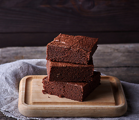 포토 JPG 해외이미지 빵 검은배경 디저트 도마 도마_주방용품 사람없음 쌓기 초코케이크 브라우니 맛있는 해외포토 음식 백그라운드 모션 주방용품 케이크 검은색 파일형식