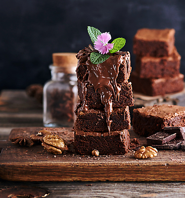 포토 JPG 해외이미지 빵 검은배경 디저트 도마 사람없음 쌓기 크림 초코케이크 브라우니 맛있는 해외포토 음식 백그라운드 모션 주방용품 케이크 검은색 파일형식