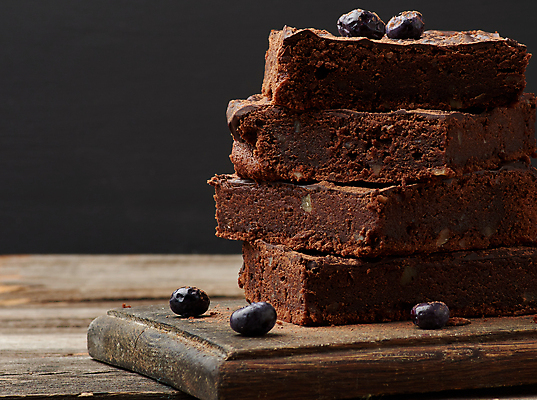 포토 JPG 해외이미지 접시 빵 검은배경 디저트 도마 도마_주방용품 사람없음 쌓기 초코케이크 브라우니 해외포토 식기 음식 백그라운드 모션 주방용품 케이크 검은색 파일형식