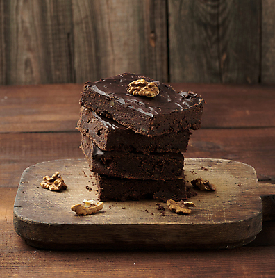 포토 JPG 해외이미지 접시 빵 디저트 도마 사람없음 쌓기 호두 초코케이크 브라우니 해외포토 식기 음식 모션 주방용품 케이크 견과류 파일형식