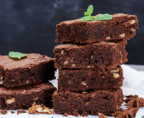 포토 JPG 해외이미지 빵 검은배경 디저트 사람없음 쌓기 견과류 초코케이크 브라우니 해외포토 음식 백그라운드 모션 케이크 검은색 파일형식