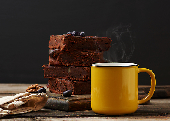 포토 JPG 해외이미지 접시 커피 빵 검은배경 디저트 사람없음 컵 쌓기 호두 초코케이크 브라우니 해외포토 식기 음료 음식 백그라운드 모션 케이크 검은색 견과류 파일형식