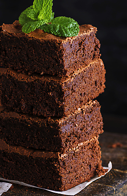 포토 JPG 해외이미지 빵 잎 검은배경 디저트 사람없음 쌓기 초코케이크 브라우니 맛있는 해외포토 식물 음식 백그라운드 모션 케이크 검은색 파일형식