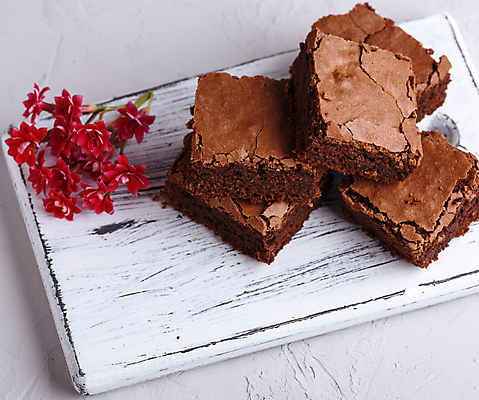 포토 JPG 해외이미지 빵 디저트 도마 사람없음 쌓기 흰배경 초코케이크 브라우니 맛있는 해외포토 음식 백그라운드 모션 주방용품 케이크 흰색 파일형식