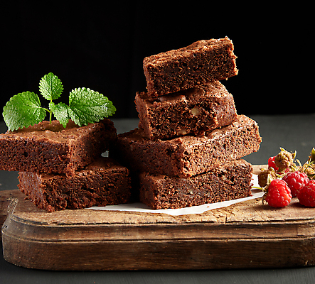 포토 JPG 해외이미지 빵 검은배경 디저트 도마 도마_주방용품 사람없음 쌓기 초코케이크 브라우니 맛있는 해외포토 음식 백그라운드 모션 주방용품 케이크 검은색 파일형식