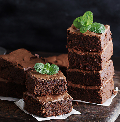 포토 JPG 해외이미지 빵 잎 검은배경 디저트 사람없음 쌓기 초코케이크 브라우니 맛있는 해외포토 식물 음식 백그라운드 모션 케이크 검은색 파일형식