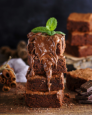 포토 JPG 해외이미지 빵 검은배경 디저트 사람없음 쌓기 초코케이크 브라우니 맛있는 해외포토 음식 백그라운드 모션 케이크 검은색 파일형식