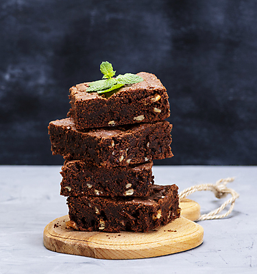 포토 JPG 해외이미지 빵 검은배경 디저트 도마 도마_주방용품 사람없음 쌓기 호두 초코케이크 브라우니 맛있는 해외포토 음식 백그라운드 모션 주방용품 케이크 검은색 견과류 파일형식