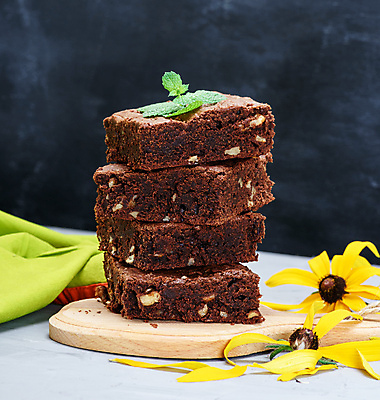 포토 JPG 해외이미지 꽃 빵 검은배경 디저트 사람없음 쌓기 호두 초코케이크 브라우니 맛있는 해외포토 식물 음식 백그라운드 모션 케이크 검은색 견과류 파일형식