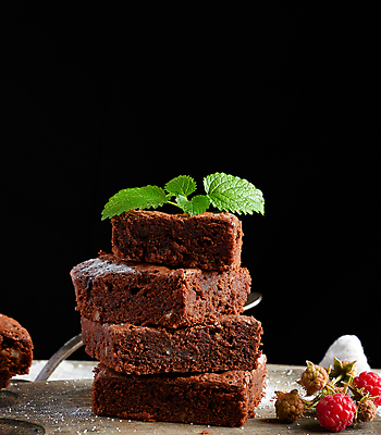 포토 JPG 해외이미지 열매 빵 검은배경 디저트 사람없음 쌓기 초코케이크 브라우니 맛있는 해외포토 식물 음식 백그라운드 모션 케이크 검은색 파일형식